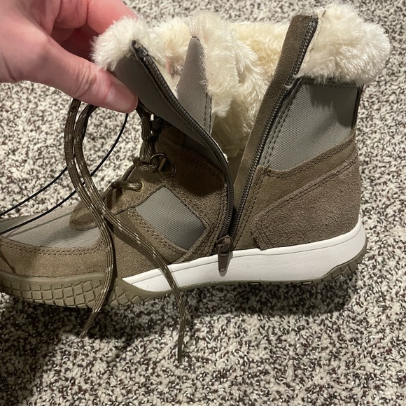 Women’s Sneaker Boot Size 8 - Picture 7 of 12